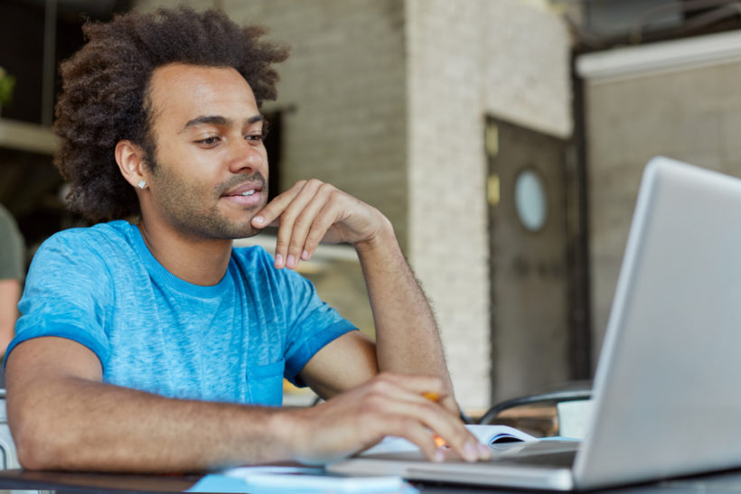 Homem estudando online